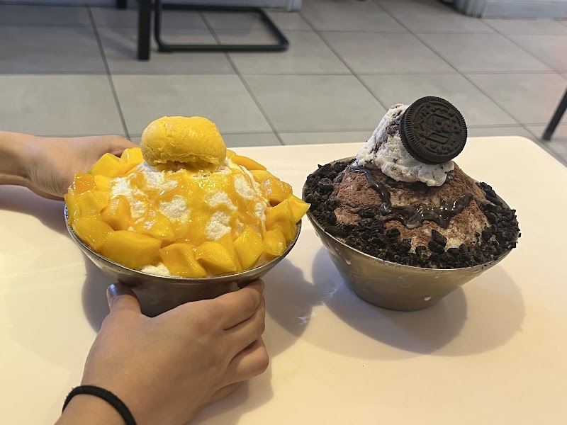 Cake & Bingsoo Cafe - Photo 4